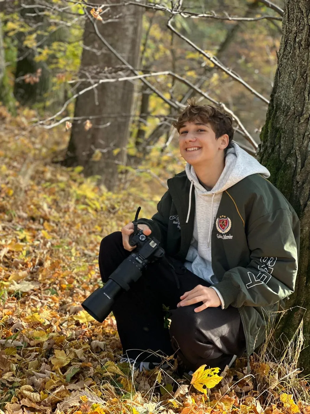 Matěj Světlík s fotoaparátem v lese